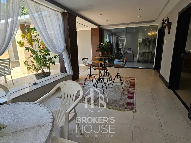 Casa 7 quartos e 9 banheiros, à venda, no bairro de Lourdes em Vitória