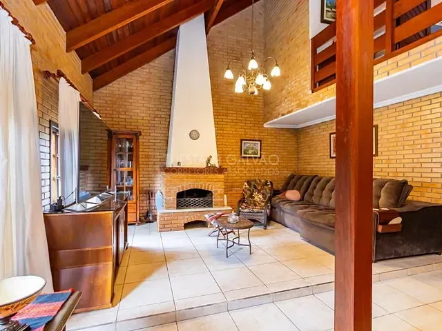 Casa com 303m² 5 quartos e 4 banheiros, à venda, no bairro Cajuru em Curitiba
