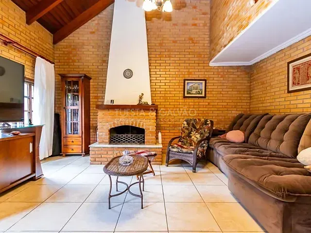 Casa com 303m² 5 quartos e 4 banheiros, à venda, no bairro Cajuru em Curitiba