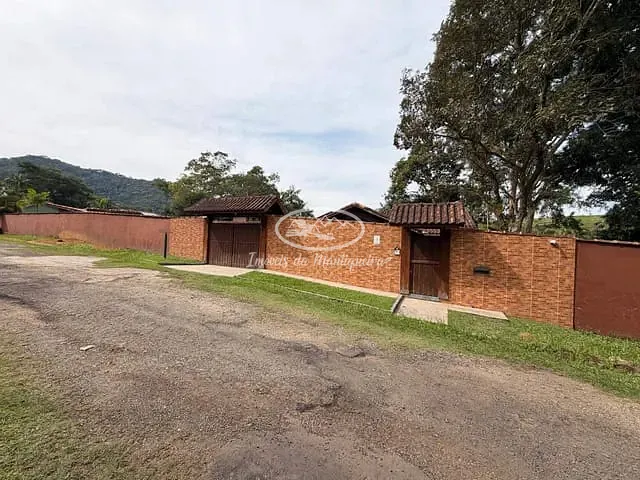 Casa com 1290m² 4 quartos e 3 banheiros, à venda, no bairro Fazendinha (Penedo) em Itatiaia