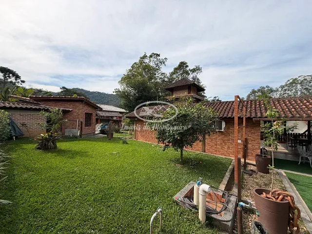 Casa com 1290m² 4 quartos e 3 banheiros, à venda, no bairro Fazendinha (Penedo) em Itatiaia