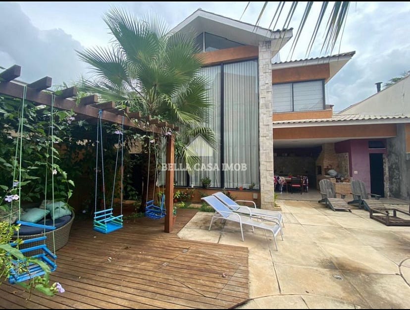 Casa à venda e aluguel com 3 quartos, 298m² - Foto 1