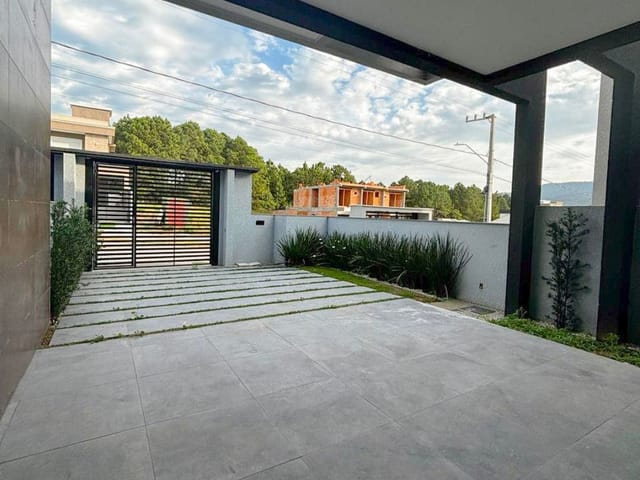 Casa com 200m² 3 quartos e 4 banheiros, à venda, no bairro São João do Rio Vermelho em Florianópolis