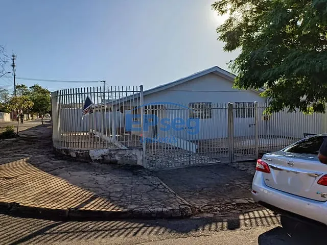 Casa com 250m² 3 quartos e 1 banheiro, à venda, no bairro Luiz de Sá em Londrina