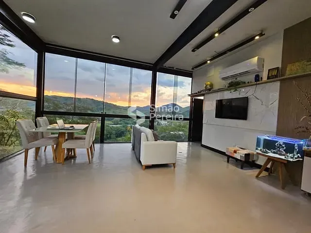 Casa com 5000m² 2 quartos e 3 banheiros, à venda, no bairro Moura Brasil em Três Rios