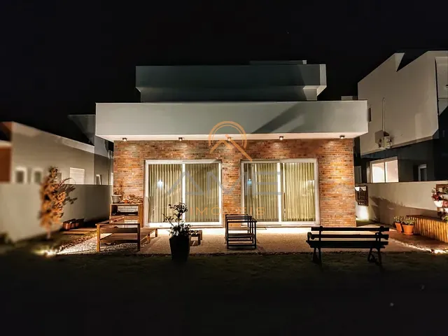 Casa 4 quartos e 2 banheiros, à venda ou para alugar, no bairro Laranjal em Pelotas