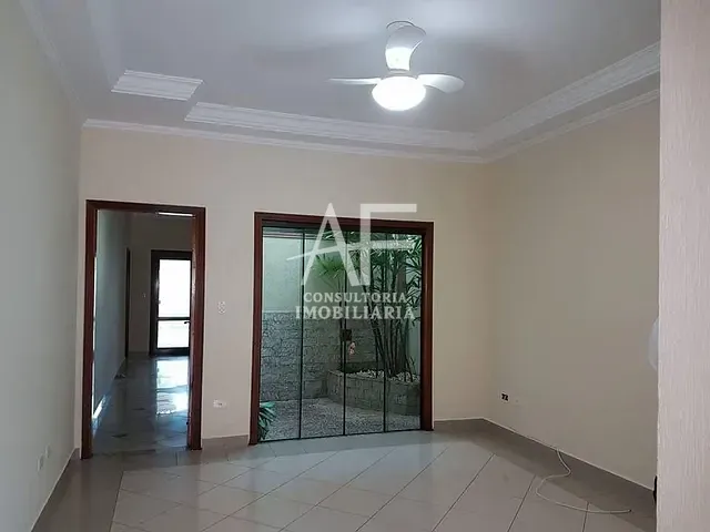 Casa com 300m² 2 quartos e 4 banheiros, à venda, no bairro Vila Jaboticabeira em Taubaté