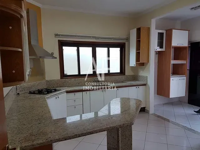 Casa com 300m² 2 quartos e 4 banheiros, à venda, no bairro Vila Jaboticabeira em Taubaté