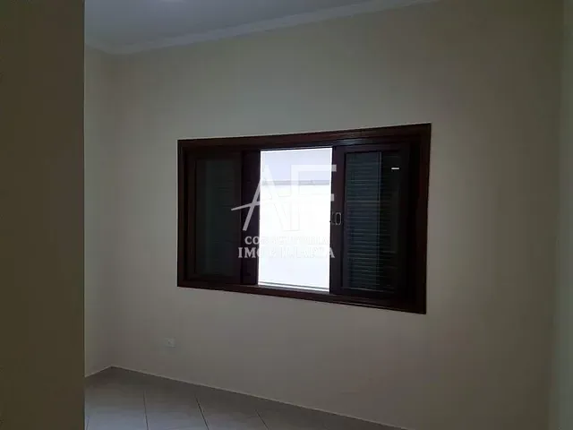 Casa com 300m² 2 quartos e 4 banheiros, à venda, no bairro Vila Jaboticabeira em Taubaté