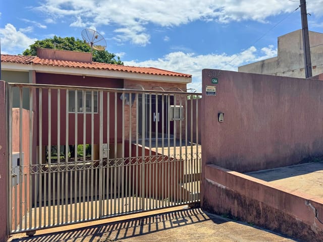 Casa com 260m² 2 quartos e 1 banheiro, à venda, no bairro Vila Santa Lorena em Apucarana