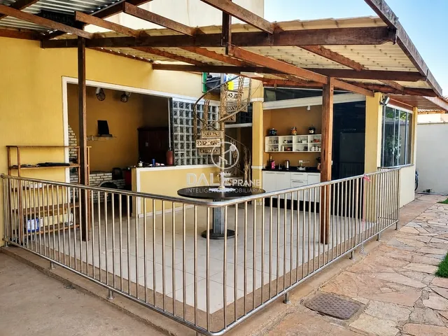 Casa com 2500m² 5 quartos e 3 banheiros, à venda, no bairro Park Way em Brasília