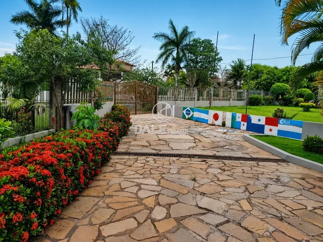 Casa com 2500m² 5 quartos e 3 banheiros, à venda, no bairro Park Way em Brasília