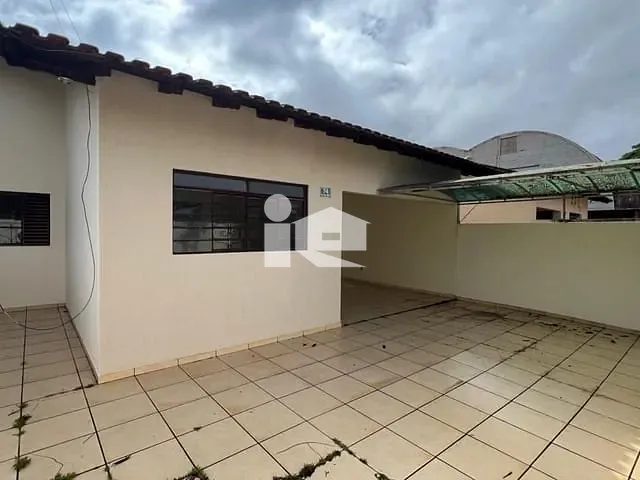 Casa com 480m² 4 quartos e 2 banheiros, à venda, no bairro Centro em Rolândia