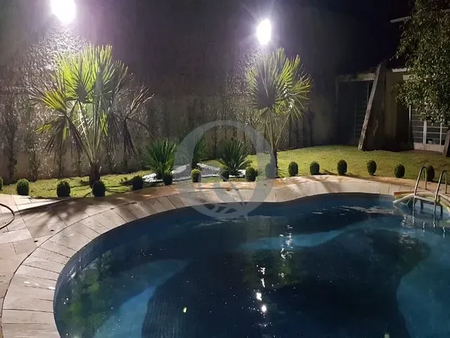 Casa com 1600m² 4 quartos e 2 banheiros, à venda ou para alugar, no bairro Jardim Itaperi em Atibaia