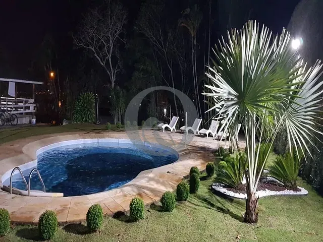 Casa com 1600m² 4 quartos e 2 banheiros, à venda ou para alugar, no bairro Jardim Itaperi em Atibaia