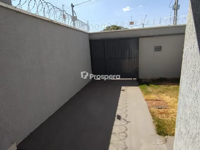 Casa 3 quartos e 2 banheiros, à venda, no bairro Residencial Santa Fé I em Goiânia