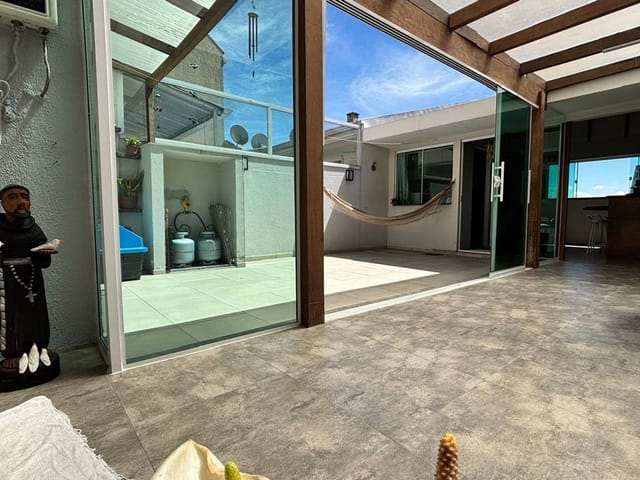 Casa 4 quartos e 4 banheiros, à venda, no bairro Uberaba em Curitiba