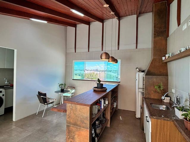 Casa 4 quartos e 4 banheiros, à venda, no bairro Uberaba em Curitiba