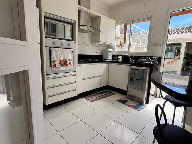 Casa 4 quartos e 4 banheiros, à venda, no bairro Uberaba em Curitiba