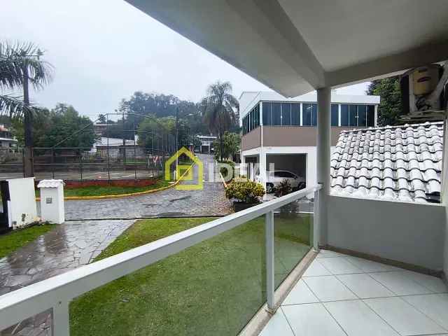 Casa 3 quartos e 3 banheiros, para alugar, no bairro Centro em Concórdia