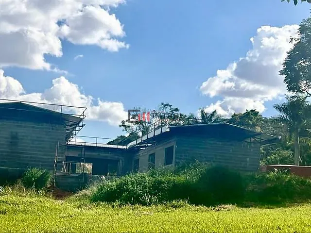 Casa com 2563m² 4 quartos e 6 banheiros, à venda, no bairro Centro em Cambé
