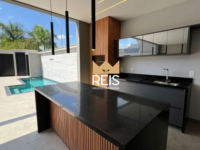 Casa com 490m² 5 quartos e 1 banheiro, à venda ou para alugar, no bairro Recreio dos Bandeirantes em Rio de Janeiro