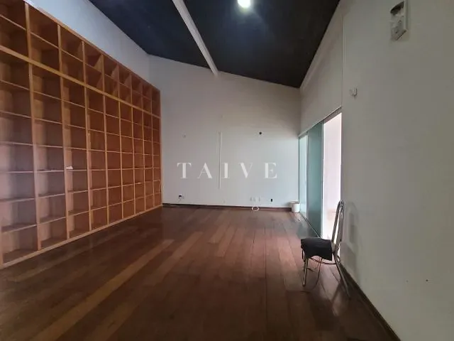 Sobrado com 525m² 5 quartos e 4 banheiros, à venda, no bairro Centro em Londrina