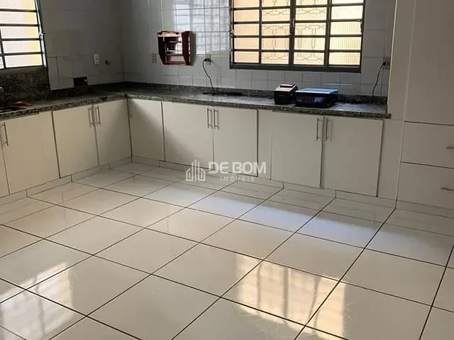 Casa com 520m² 3 quartos e 5 banheiros, à venda ou para alugar, no bairro Jardim Quisisana em Poços de Caldas