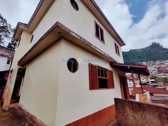 Casa 5 quartos e 2 banheiros, à venda, no bairro Mosela em Petrópolis