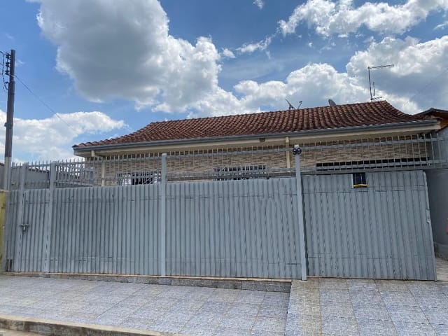 Casa com 250m² 3 quartos e 2 banheiros, à venda, no bairro Jardim Aeroporto em Poços de Caldas