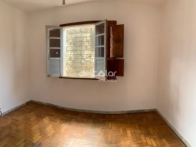 Casa com 360m² 3 quartos e 2 banheiros, à venda, no bairro Minascaixa em Belo Horizonte