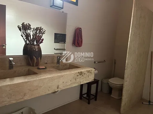 Casa com 574m² 5 quartos e 2 banheiros, à venda, no bairro Mercês em Uberaba