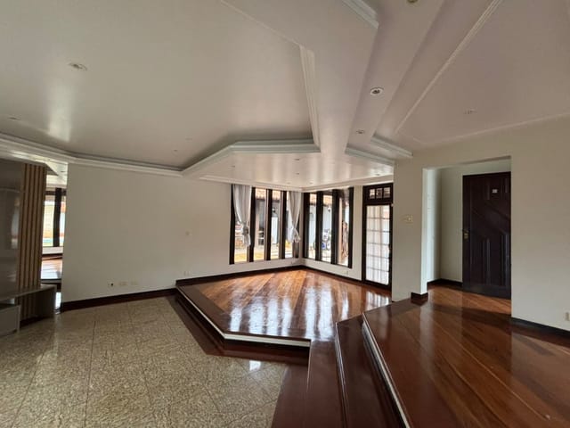 Casa com 500m² 4 quartos e 3 banheiros, à venda, no bairro Mediterrâneo em Londrina
