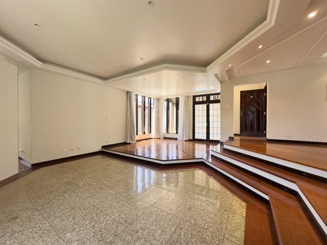 Casa com 500m² 4 quartos e 3 banheiros, à venda, no bairro Mediterrâneo em Londrina
