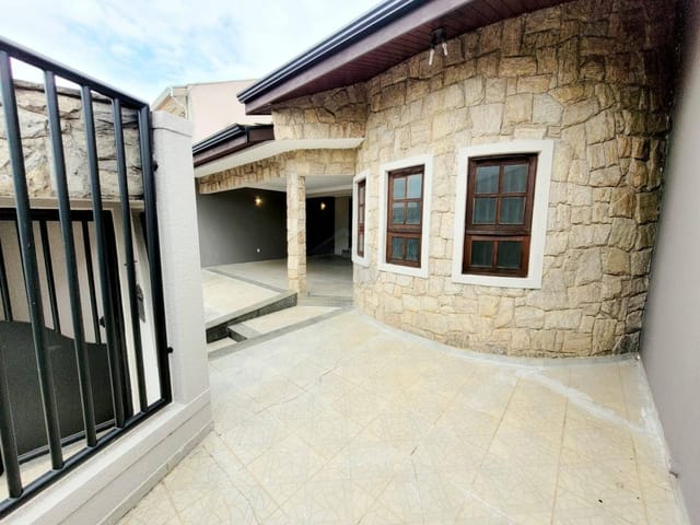 Casa com 250m² 4 quartos e 4 banheiros, à venda, no bairro Jardim Regina em Indaiatuba