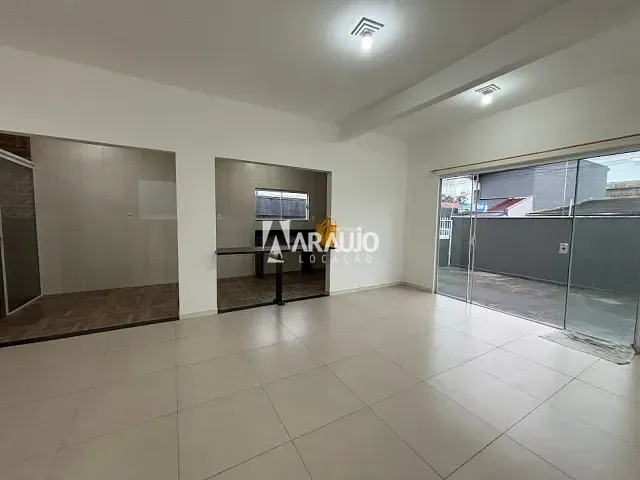 Casa 2 quartos e 1 banheiro, para alugar, no bairro Salseiros em Itajaí