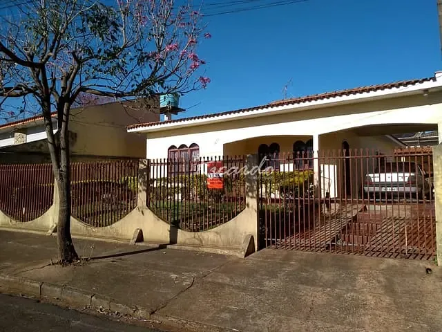Casa com 370m² 3 quartos e 2 banheiros, à venda, no bairro Jardim Panorama em Arapongas