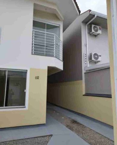 Casa 2 quartos e 1 banheiro, à venda, no bairro Barra do Aririú em Palhoça