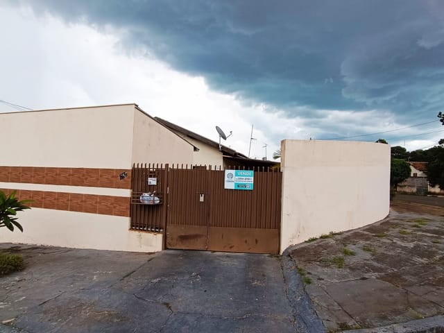 Casa com 195m² 2 quartos e 1 banheiro, à venda, no bairro Parque Residencial Cambé em Cambé