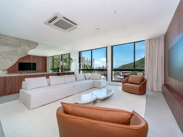 Casa com 825m² 4 quartos e 5 banheiros, à venda, no bairro Barra em Balneário Camboriú