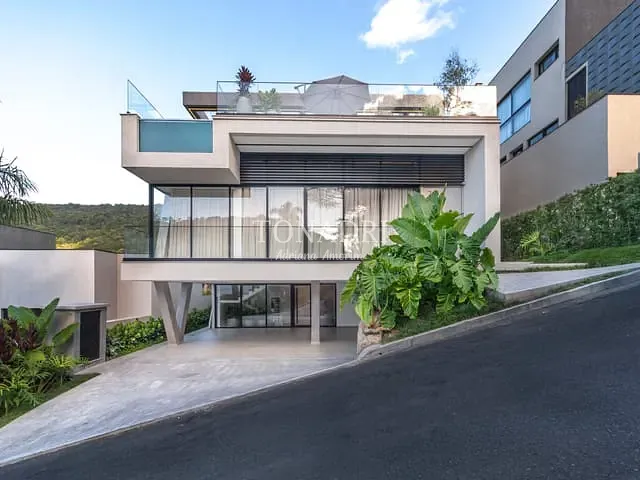 Casa com 825m² 4 quartos e 5 banheiros, à venda, no bairro Barra em Balneário Camboriú