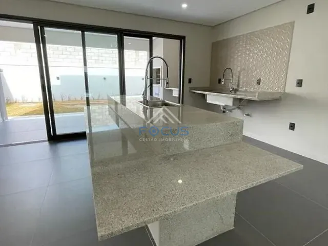 Casa com 300m² 3 quartos e 4 banheiros, à venda, no bairro Jardim Samambaia em Jundiaí