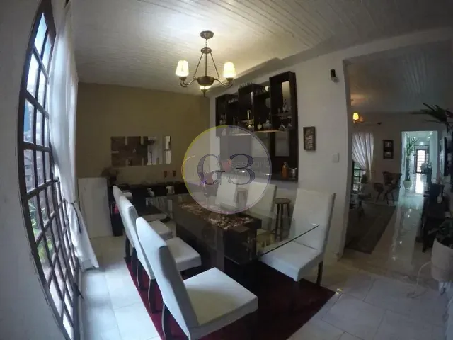 Casa 4 quartos e 2 banheiros, à venda, no bairro Centro em Rio Grande