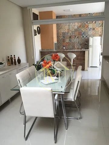 Casa à venda com 3 quartos, 250m² - Foto 2