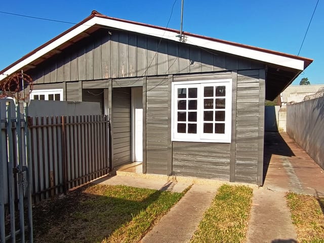 Duas casas geminadas de madeira, à venda, Cristo Rei, Campo Largo