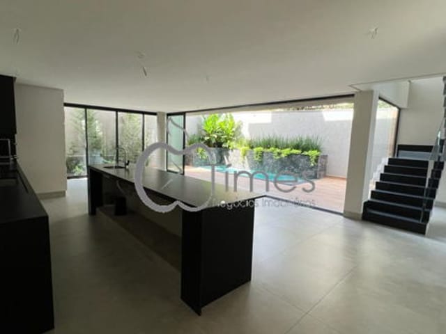 Casa com 377m² 5 quartos e 2 banheiros, à venda, no bairro Jardins Madri em Goiânia