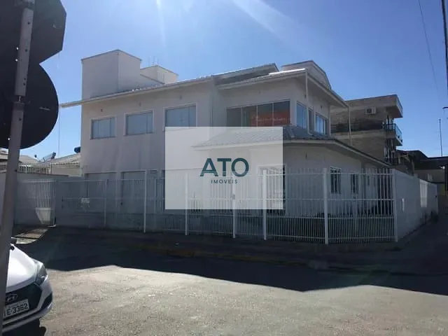 Casa com 500m² 4 quartos e 4 banheiros, à venda, no bairro Centro em Tijucas