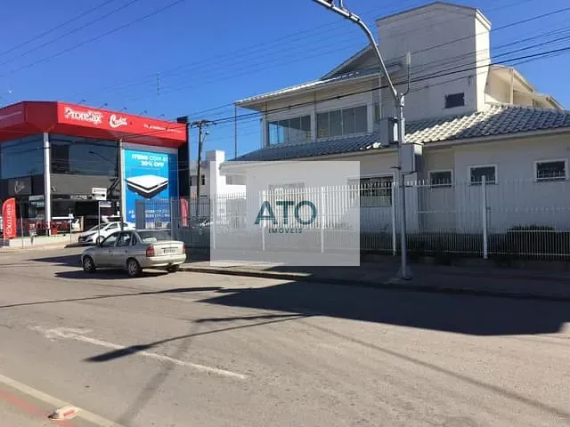 Casa com 500m² 4 quartos e 4 banheiros, à venda, no bairro Centro em Tijucas