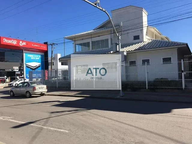 Casa com 500m² 4 quartos e 4 banheiros, à venda, no bairro Centro em Tijucas