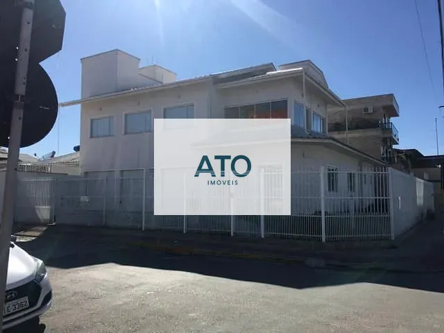 Casa com 500m² 4 quartos e 4 banheiros, à venda, no bairro Centro em Tijucas